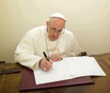 Pope-Francis-writing